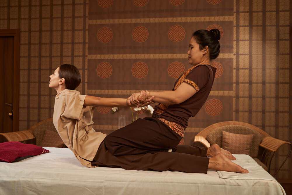 Peregangan Punggung Thai Massage